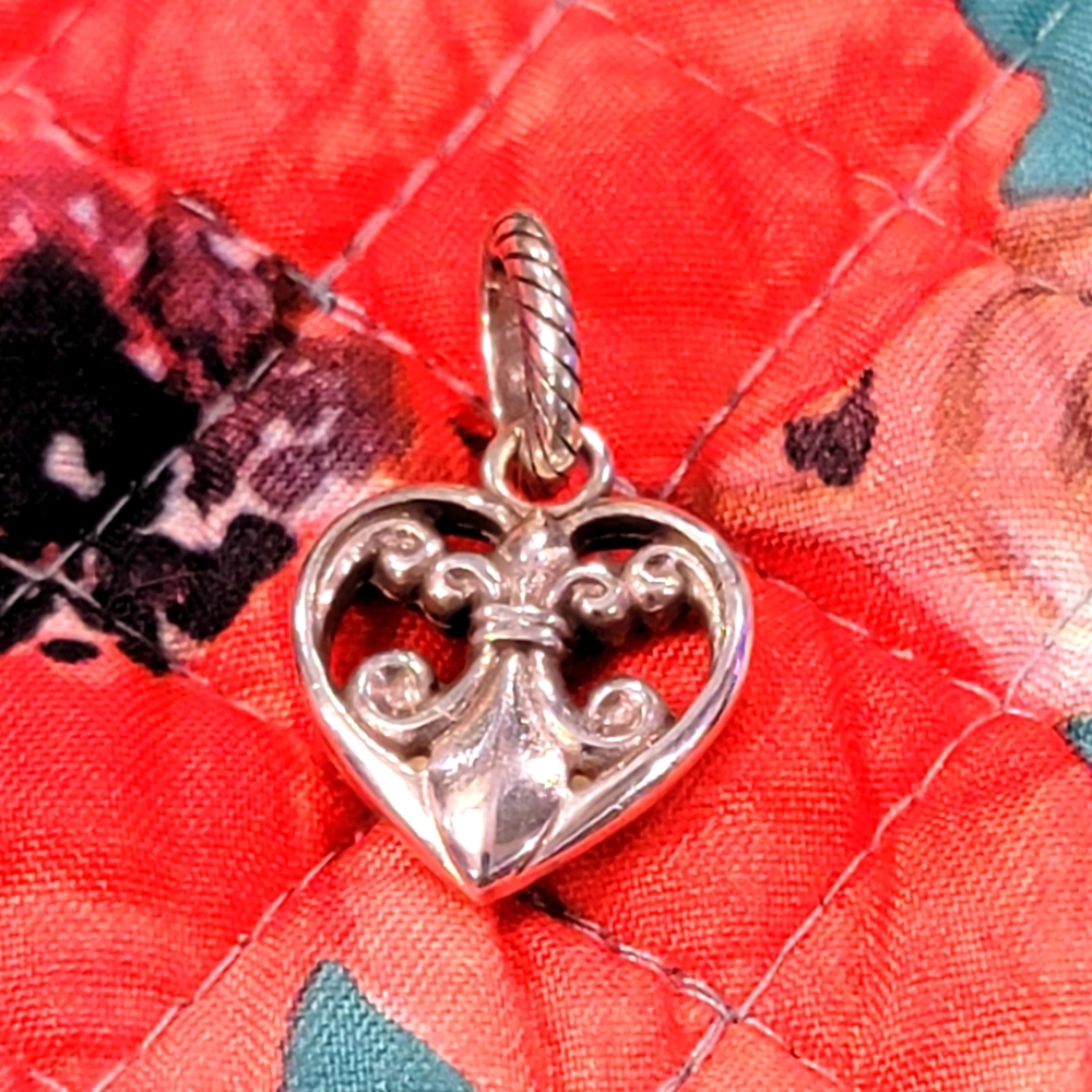 RETIRED BRIGHTON FLEUR de LIS HEART CHARM 💖 NWOT